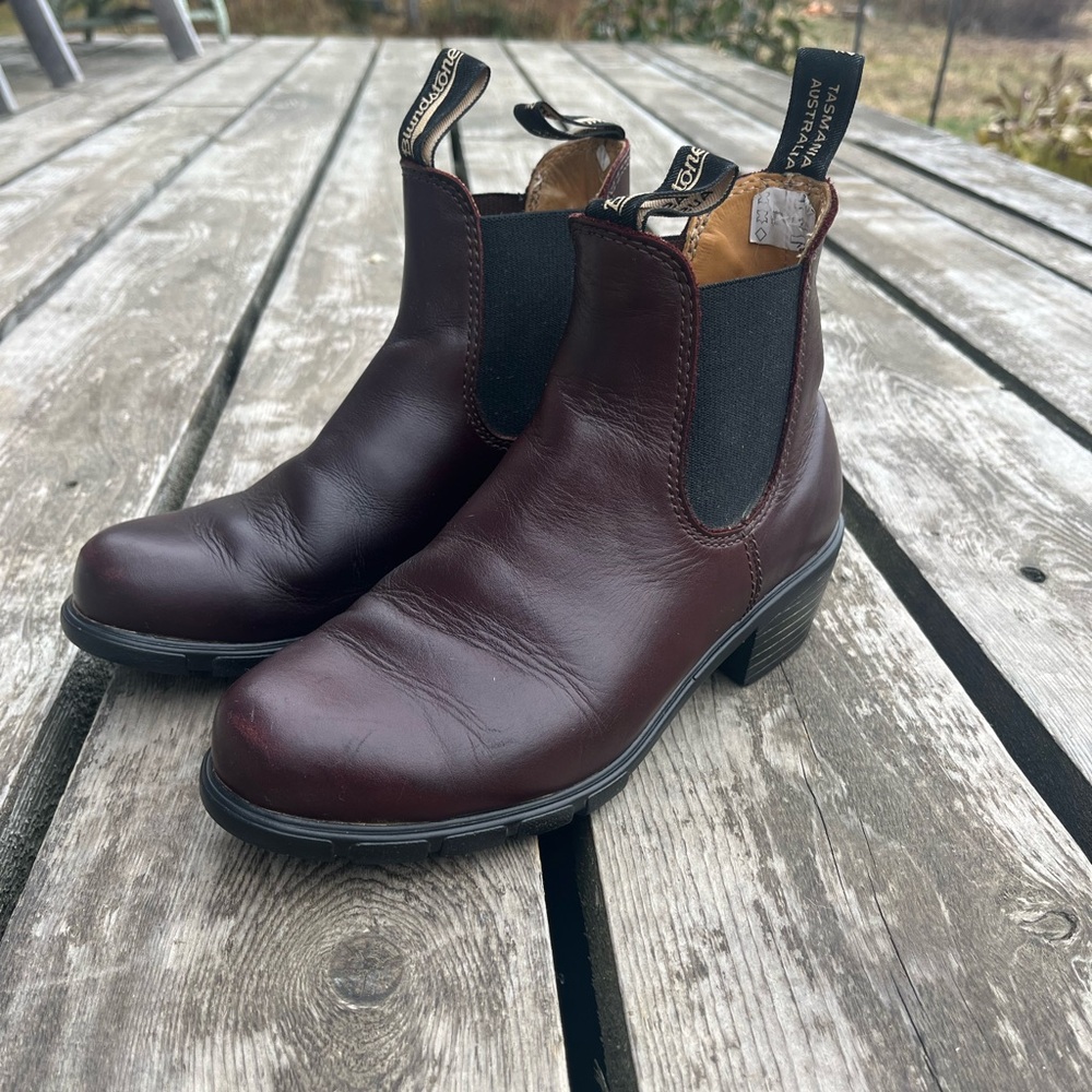 Blundstone Heeled Chelsea 1671 color Shiraz size 7.5